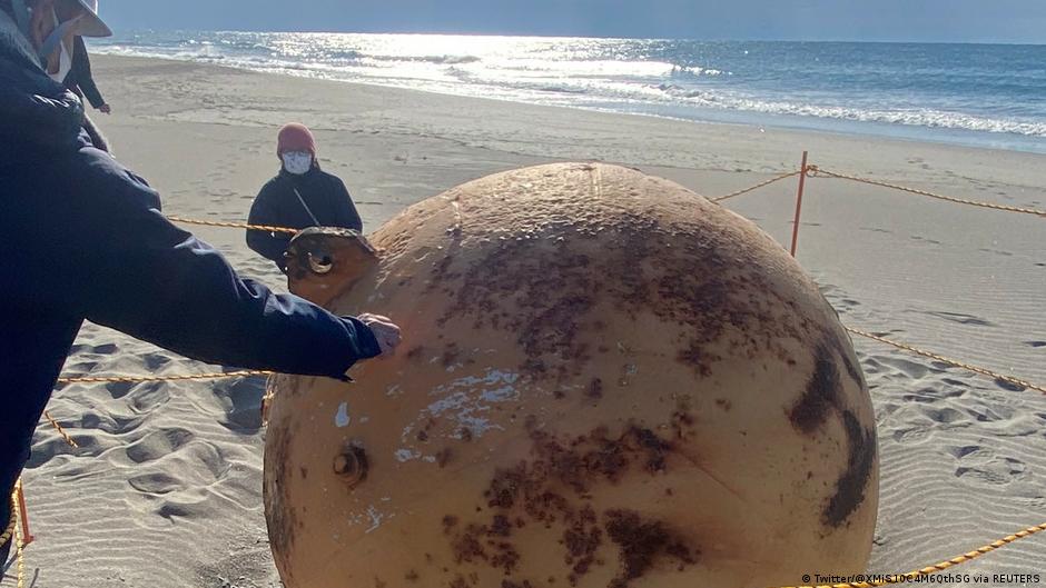 Encuentran misteriosa bola de metal en playa de Japón