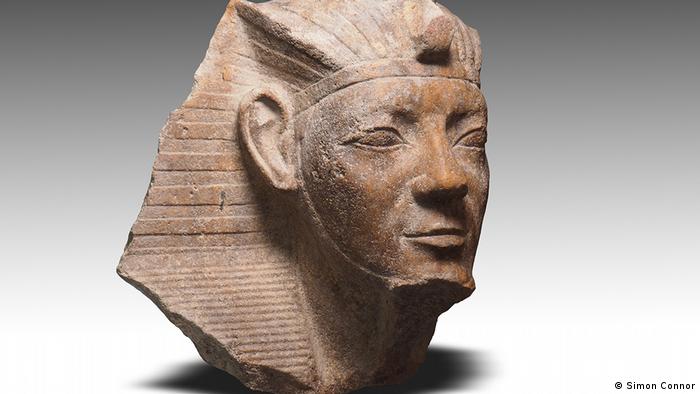 Arqueólogos hallan en Egipto una esfinge y la base de la estatua de Ramsés II