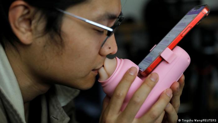 Una empresa China presenta dispositivo de besos para amantes… ¡A distancia!