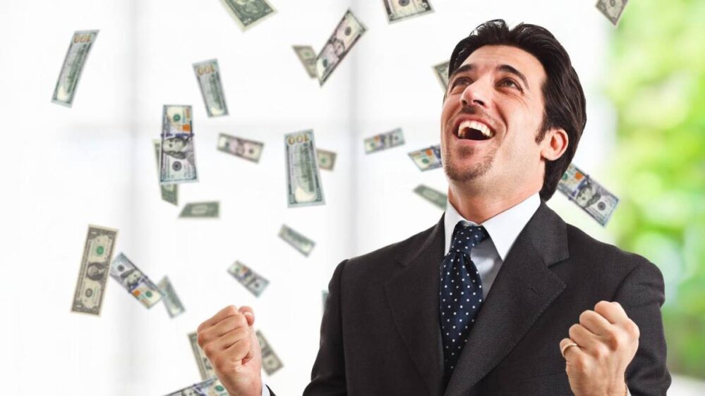 El dinero sí aumenta la felicidad asegura ganador de Nobel de Economía