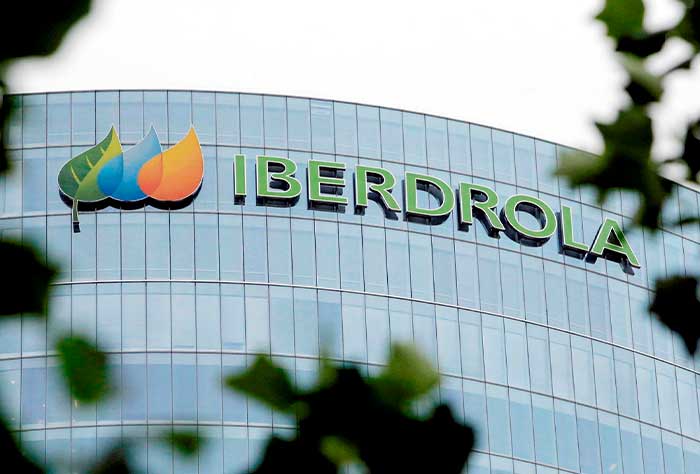 Obrador compra trece plantas de energía eléctrica de Iberdrola