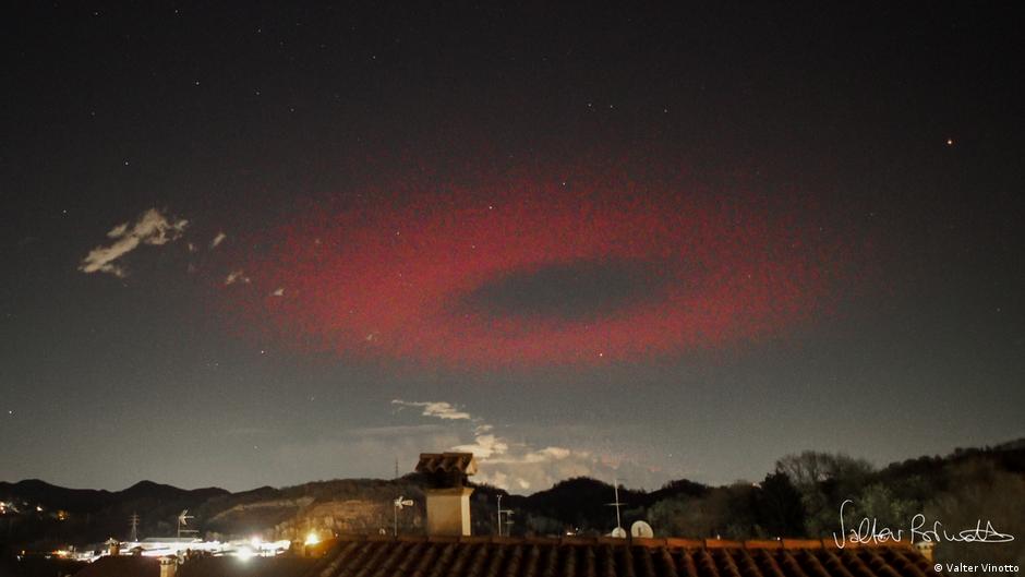 Extraño anillo rojo aparece en el cielo de Italia