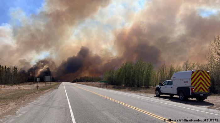 Evacuan de emergencia a 25 mil personas por incendios forestales en Canadá