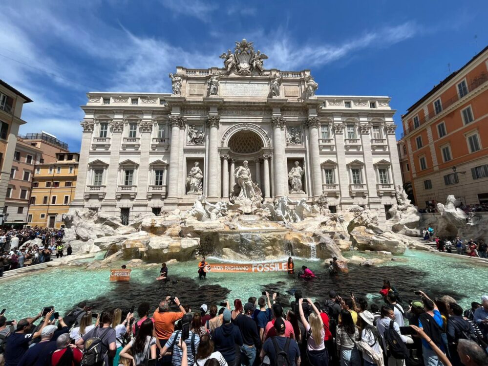 VIDEO: Activistas pintan de negro el agua de la Fontana di Trevi de Roma en Italia