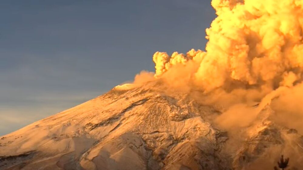 Caen cenizas del Popocatépetl en la Ciudad de México