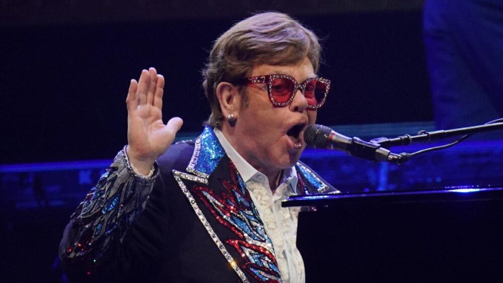 VIDEO: Miles de fans despiden a Elton John en su último concierto oficial