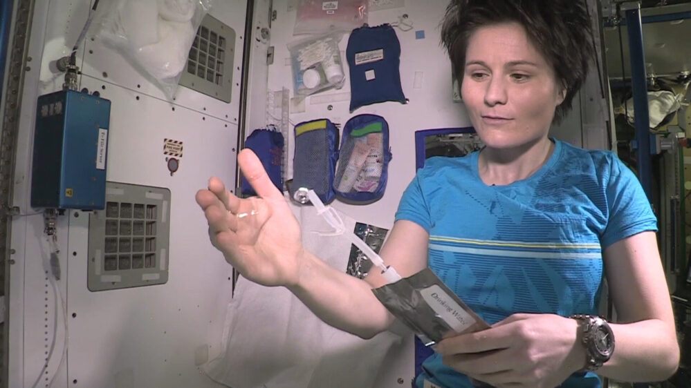 NASA: Astronautas beben su orina como reciclaje de agua para misiones espaciales