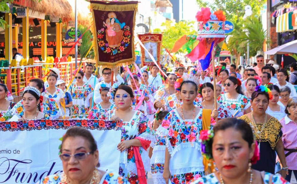 Gremio Fundadores realiza procesión en Feria de Playa del Carmen