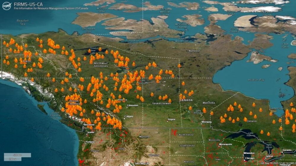 VIDEO: Miles de canadienses huyen y dejan sus casas ante devastadores incendios forestales
