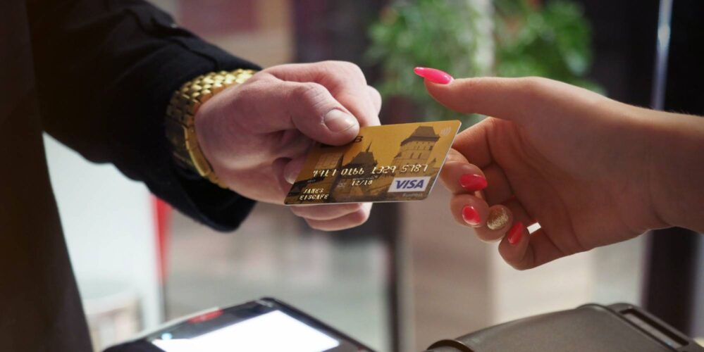 Nueve tarjetas de crédito básicas y las más caras que no debes tener