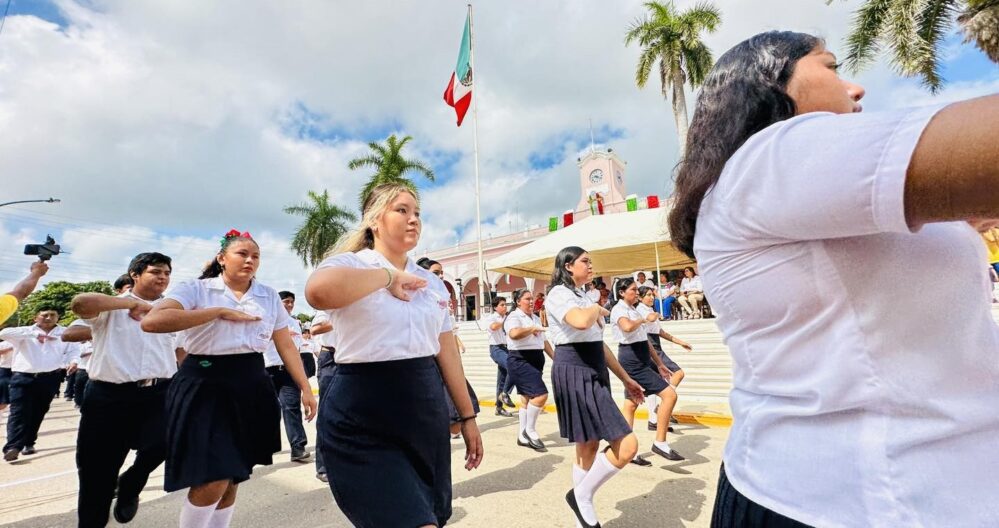 Participa ITESCAM en desfile del 213 Aniversario de la Independencia de México