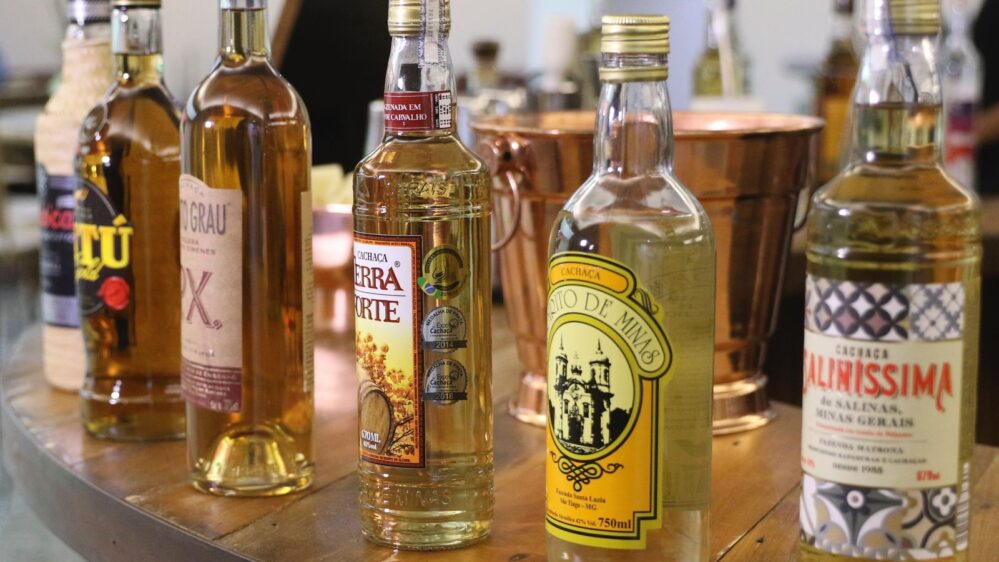 El origen de la cachaza, la bebida más emblemática de Brasil