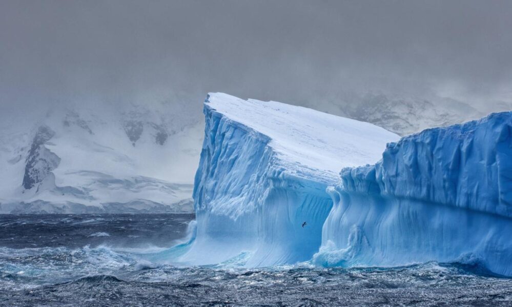 Descubren antiguo paisaje con colinas y valles bajo el hielo de la Antártida