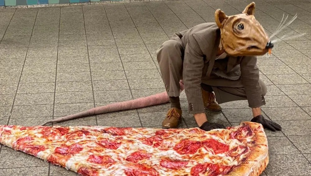 VIDEO: Hombre disfrazado de rata… pasea por calles y Metro de New York