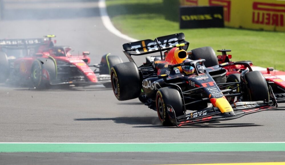 Checo Pérez fuera del GP de México tras choque con Leclerc ¡En la vuelta 1!