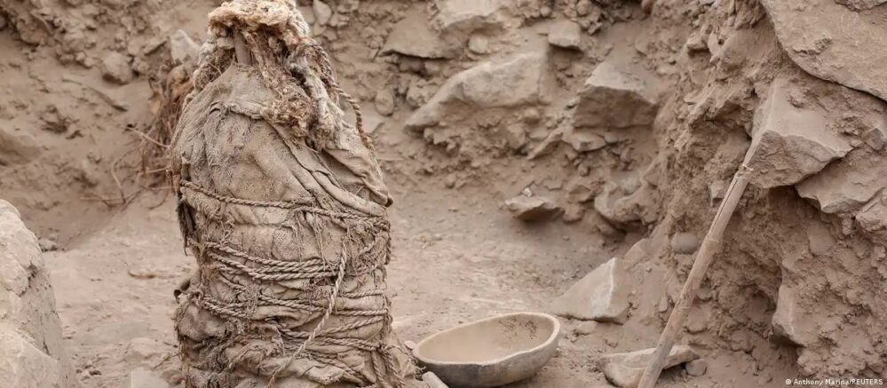 Arqueólogos desentierran momias antiguas de niños en Perú
