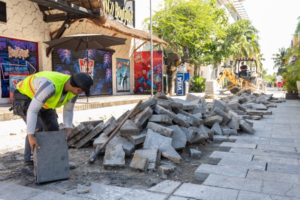 Inician reparación de calles en la 5ta Avenida en Playa del Carmen