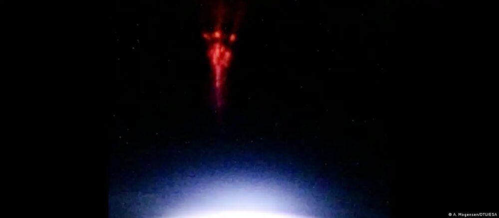 Astronauta toma increíbles imágenes de espectro rojo sobre la Tierra