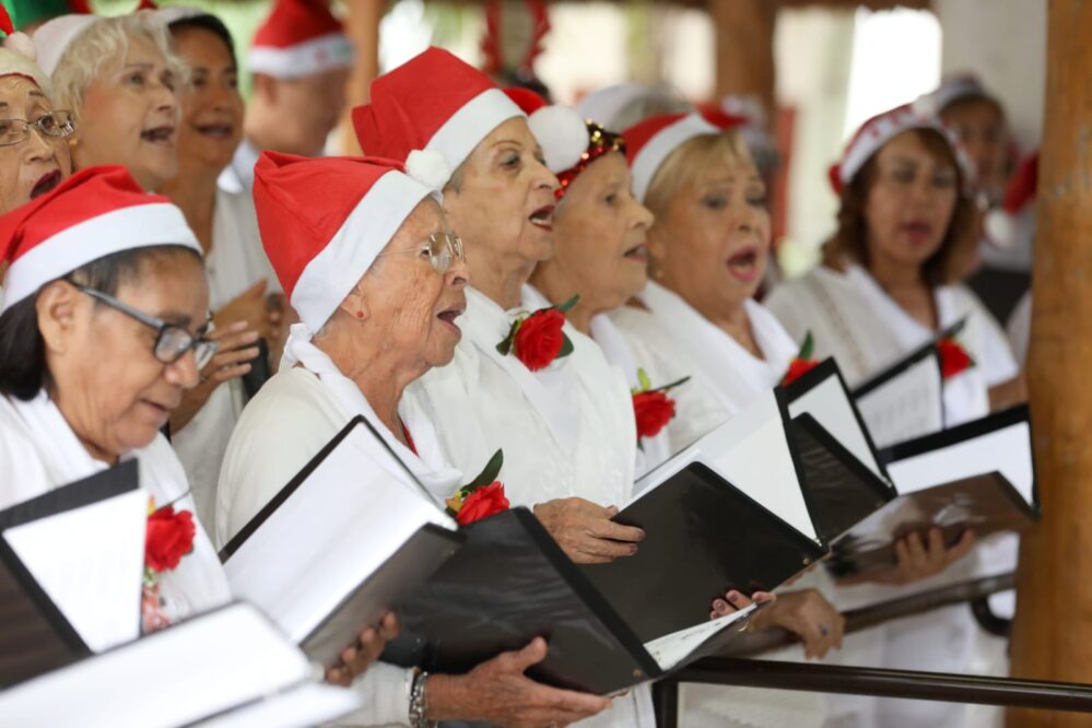 Playa del Carmen: festejo navideño con socias y socios del Club del Adulto Mayor