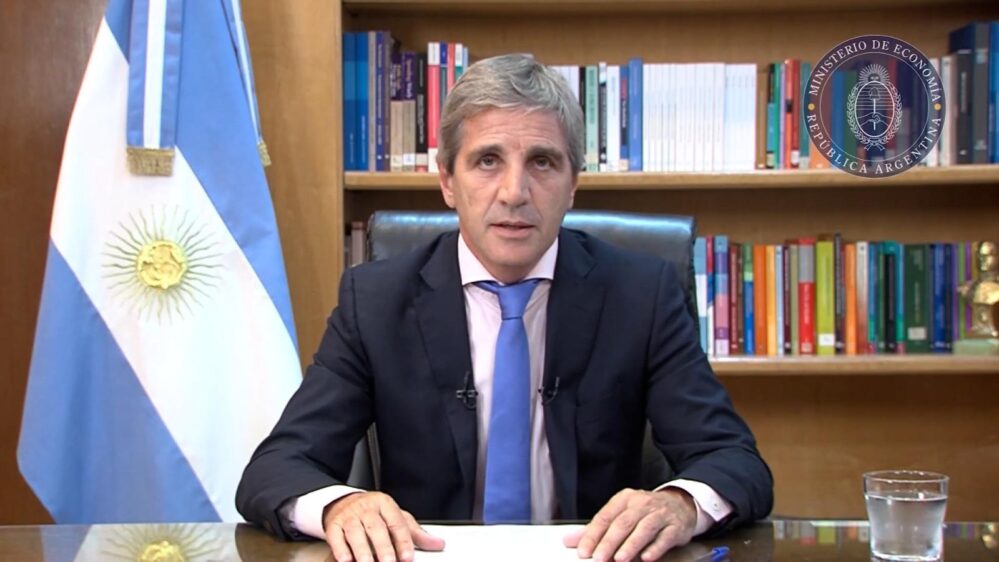 Luis Caputo, ministro de economía anuncia devaluación del 50% de la moneda Argentina