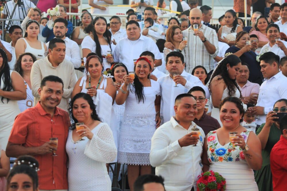 ¡Sí, acepto! Formalizan su unión 302 parejas en bodas colectivas en Playa del Carmen