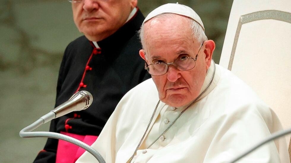Hipocresía criticar la posibilidad de bendecir a parejas homosexuales: Papa