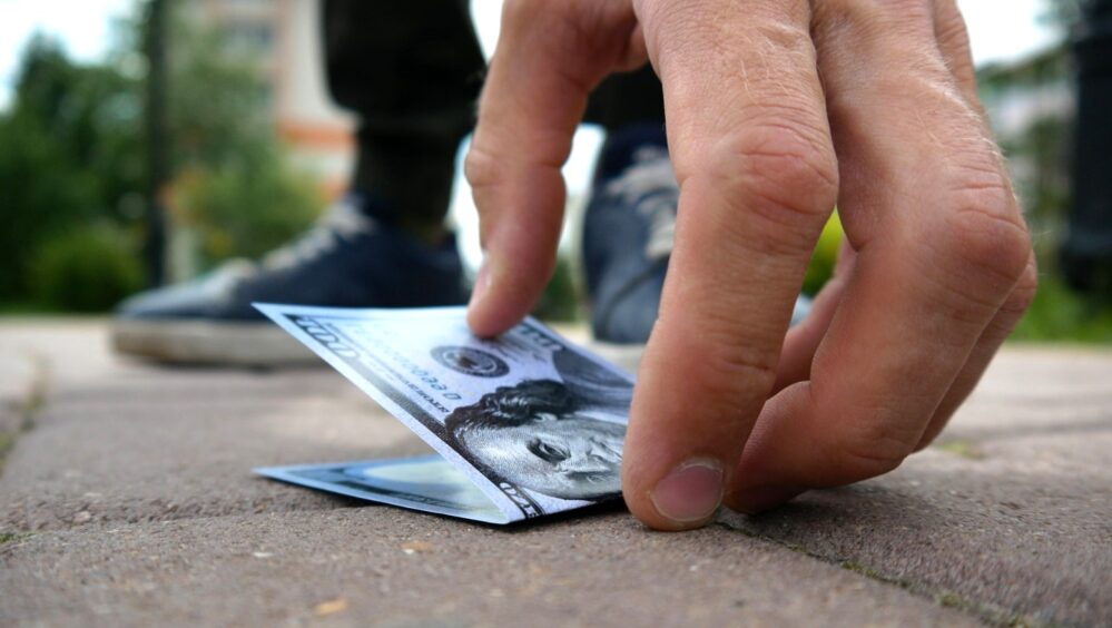 Numerología: ¿Te encontraste dinero en la calle? Este podría ser el significado