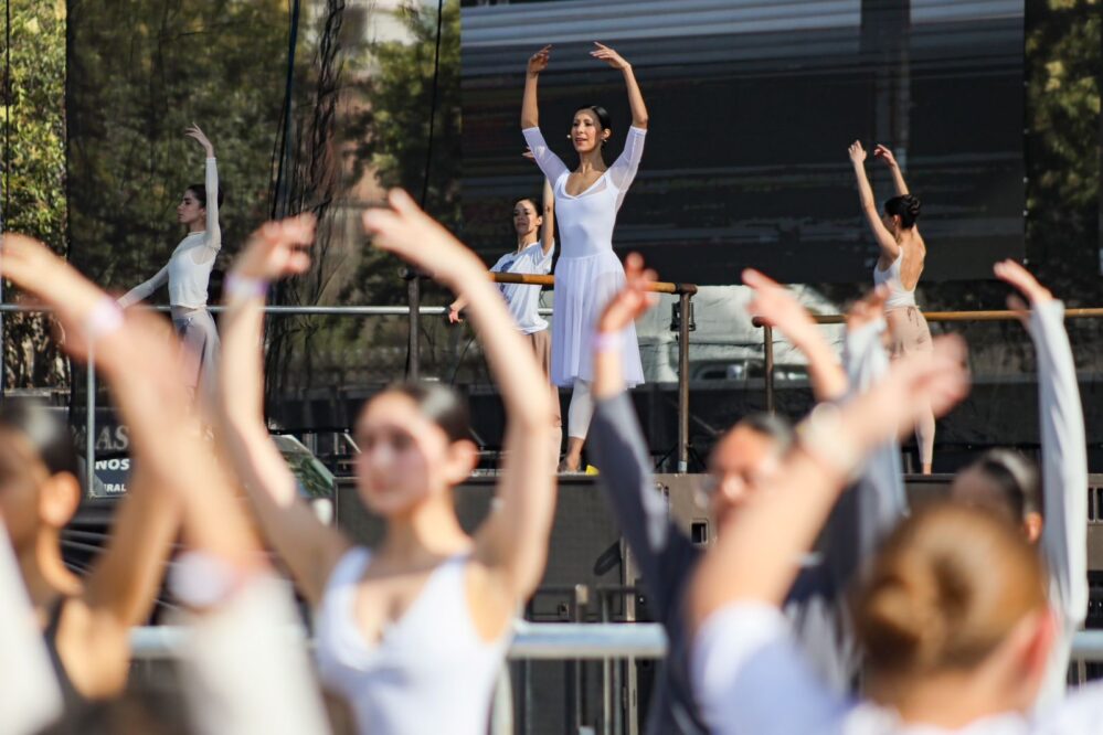 ¡Hermoso! Elisa Carrillo enciende el Zócalo con clase de ballet con cinco mil bailarinas