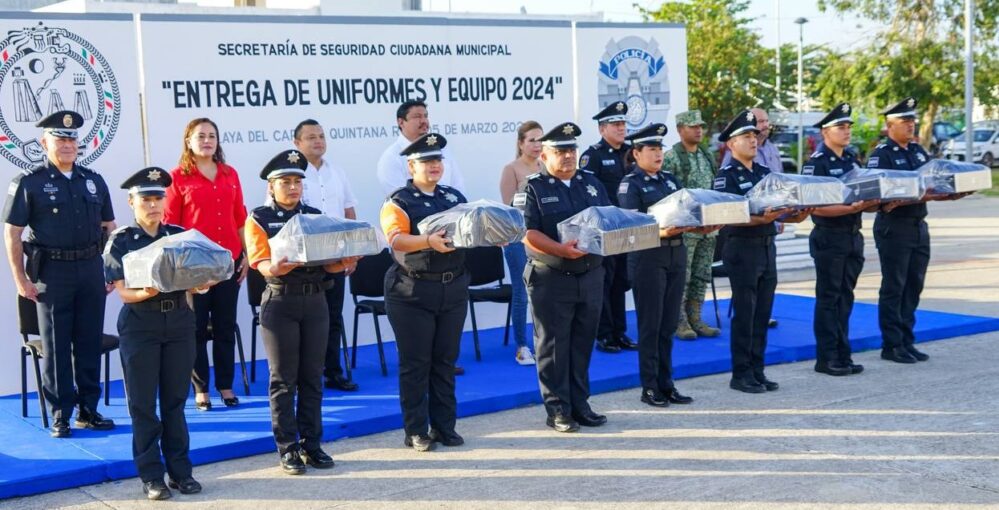 Una vez más en Solidaridad dignifican a policías con uniformes nuevos