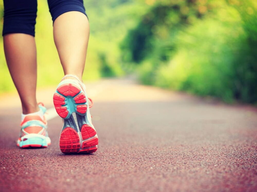 Descubre el secreto del momento ideal para caminar y reducir el colesterol, según la ciencia
