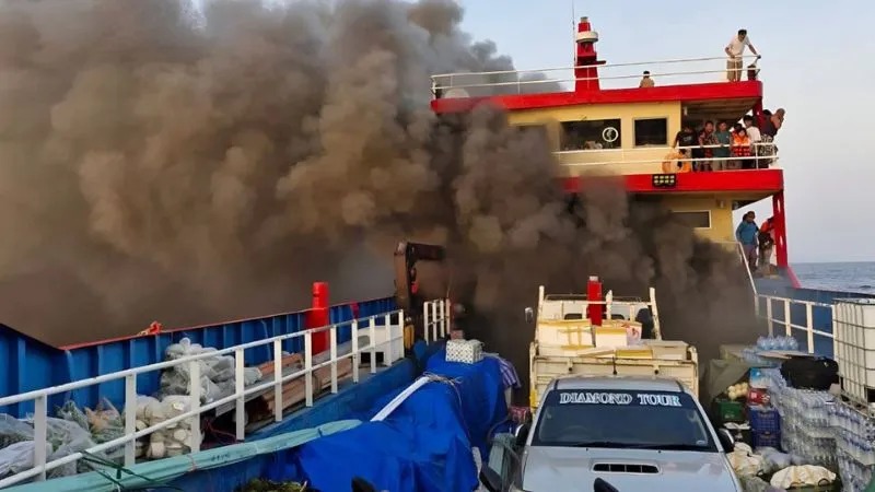 «Héroes anónimos: Pasajeros se arrojan al mar para escapar de incendio en ferry en Tailandia»
