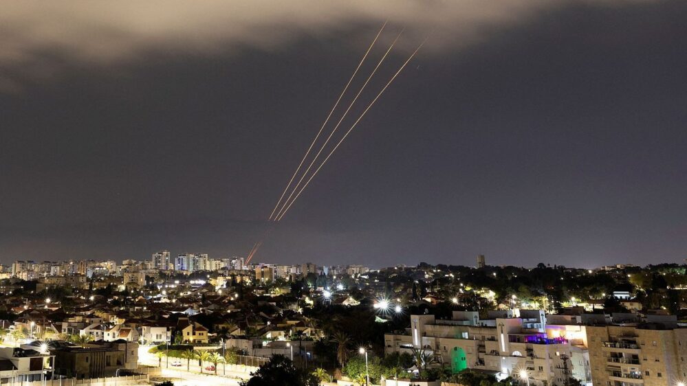 Aumenta la tensión en Medio Oriente tras el ataque de Irán con oleada de misiles a Israel