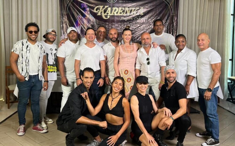 Pasión Cubana un espectáculo con Karenka, música y bailarines en Playa del Carmen