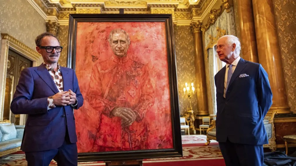 «Revelado: El deslumbrante retrato de Carlos III después de un año de su coronación»