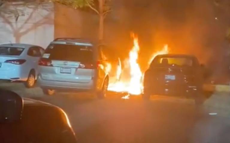 Dos autos incendiados en el estacionamiento de la Feria Tabasco causan alarma entre asistentes
