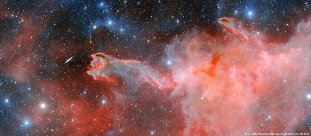 Nuevas imágenes revelan la «mano de Dios» en la Vía Láctea