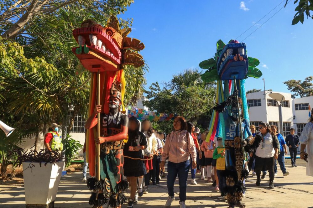 Niñas y niños a pasear y divertirse en el Centro Cultural de Playa del Carmen