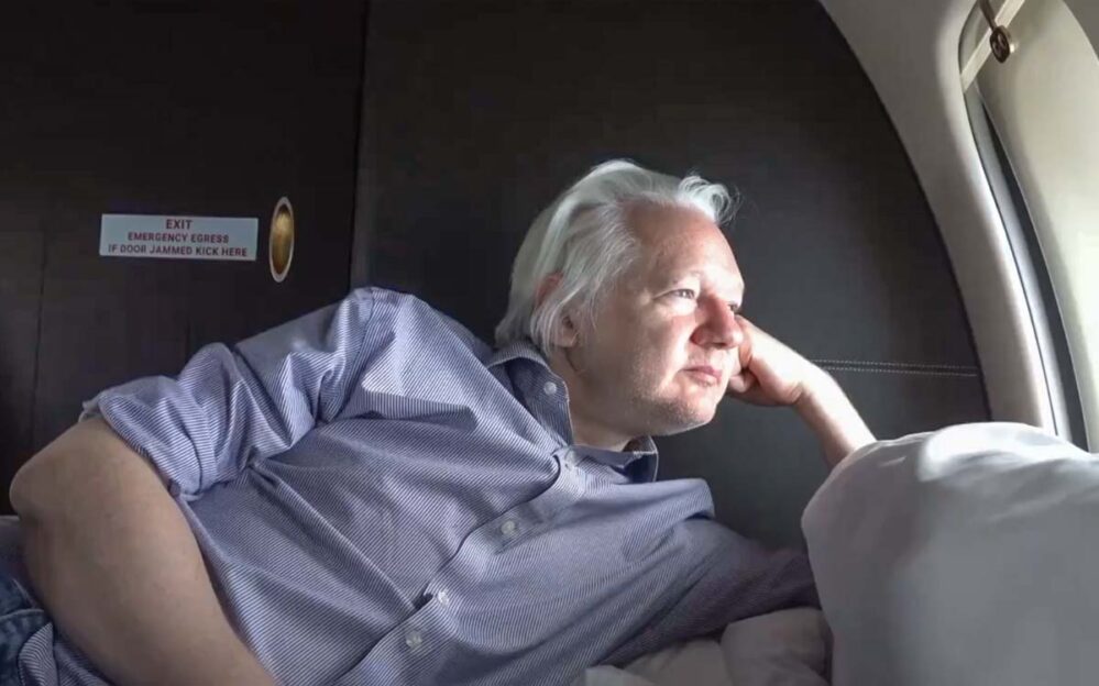 Piden dinero para pagar vuelo de Assange que realizó en el mismo avión de polémico viaje de Taylor Swift