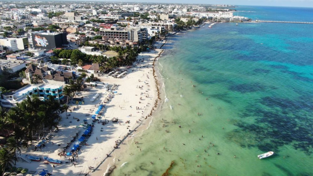 En Solidaridad se mantienen playas atractivas en plena temporada de sargazo