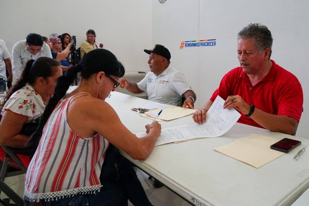Playa del Carmen: Realizan firma de escrituras para primeras cien familias de Cristo Rey