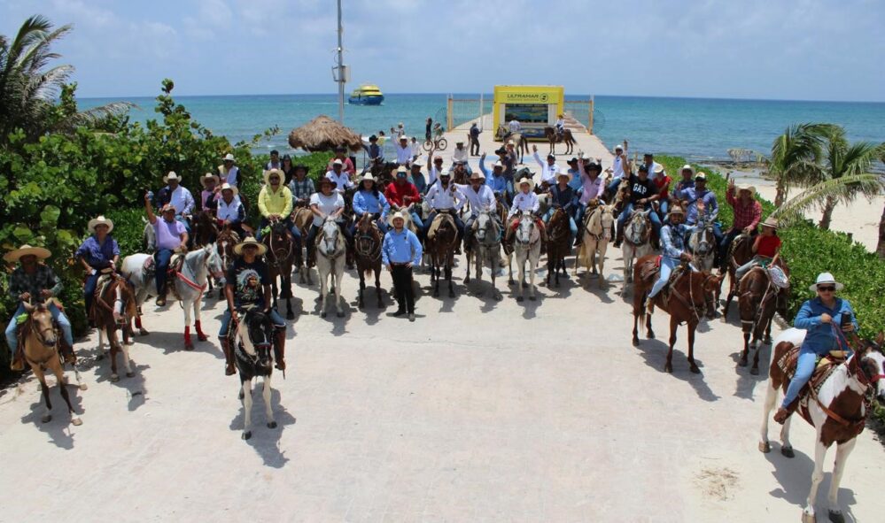 Realizan la tradicional cabalgata de la Feria del Carmen 2024 en Solidaridad