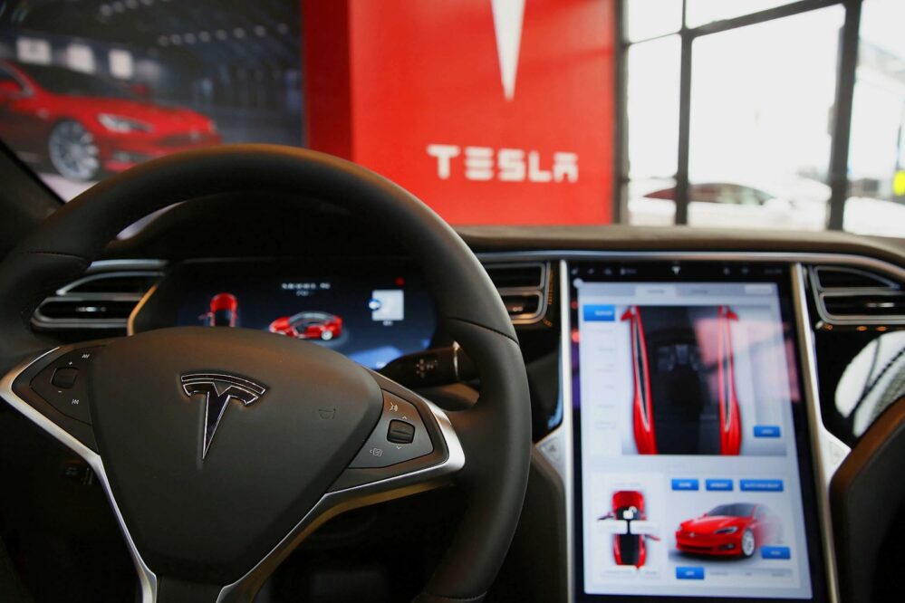 ¡Salieron fallados! Tesla llama a revisión a casi dos millones de autos