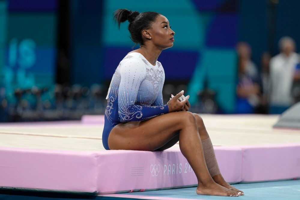 Resbala Simone Biles en final de viga de equilibrio y pierde podio olímpico