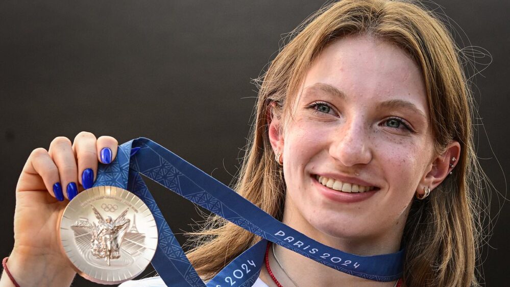 ¡Al fin! Ana Barbosu, la gimnasta rumana recibe su medalla olímpica de bronce