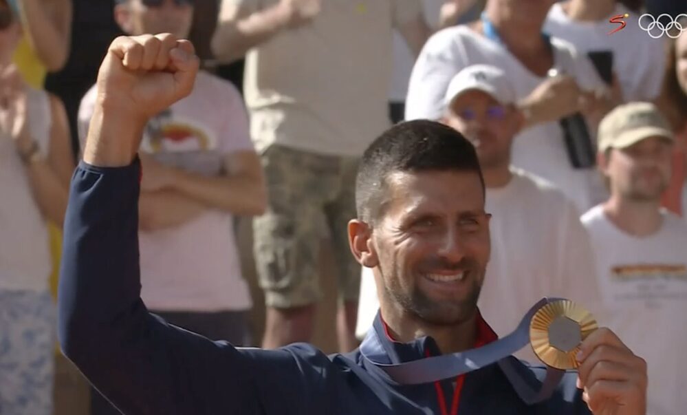 Novak Djokovic derrota a Carlos Alcaraz y gana su primera medalla de oro olímpica