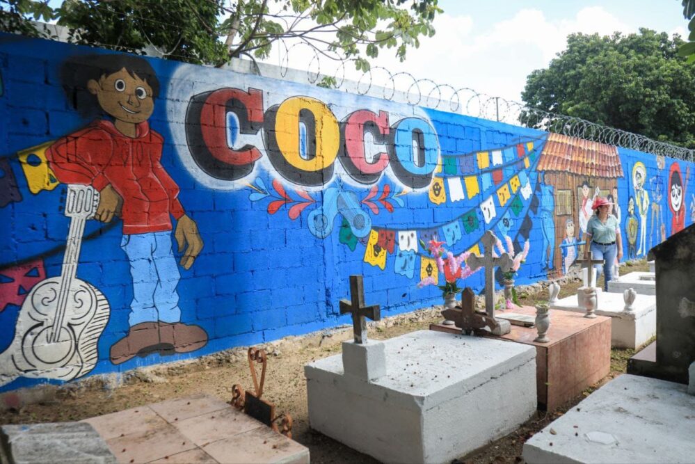 Con murales y pintura rehabilitan el panteón municipal de Solidaridad