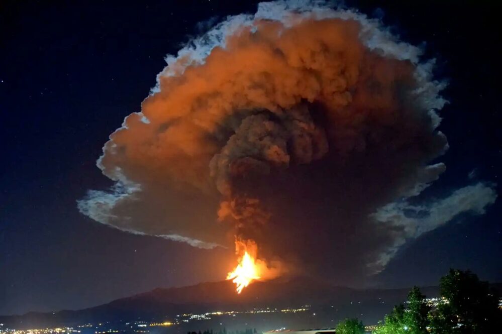 Erupción del Volcán Etna deja lluvia de cenizas y aeropuerto local cierra operaciones