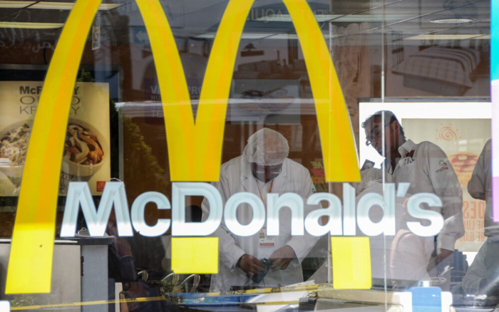 Cuarto de libra mortal, fallece una persona y hay diez hospitalizados por comer en McDonald’s