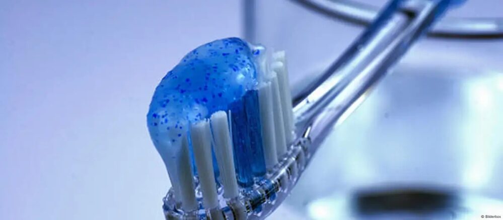 ¿Sabías que cientos de virus viven en nuestros cepillos de dientes? Y no es tan mala noticia