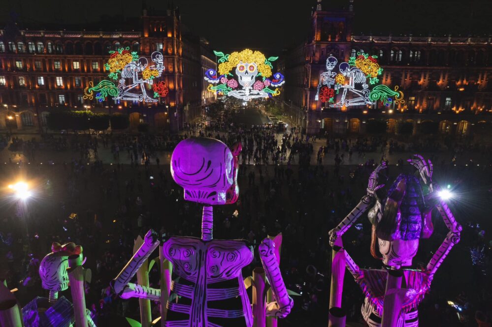 Inauguran Mega Ofrenda y alumbrado de Día de Muertos en el Zócalo